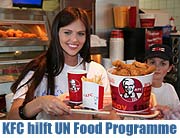 KFC Kentucky Fried Chicken hat etwas gegen Hunger auf der Welt.  Hana Nitsche half zum Start von 7 Aktionswochen für das World Food Programme der UN (Foto: Martin Schmitz)
